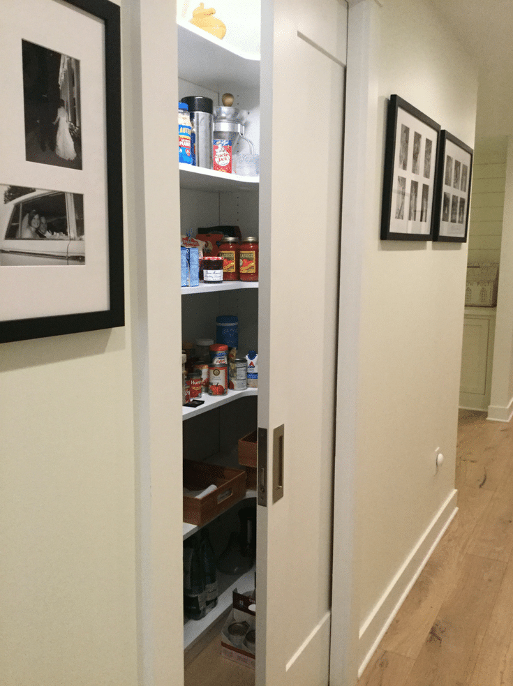 Neat and organized pantry shelving storage | Innovate Home Org | #OrganizedPantry #PanrtyShelving #PantryStorage