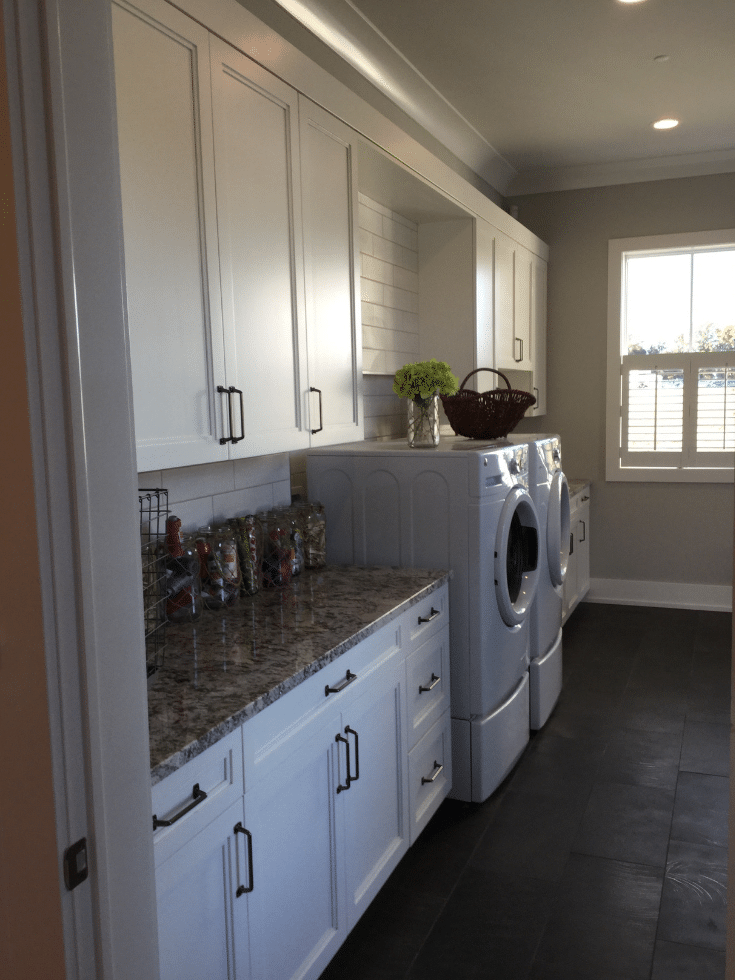 Laundry room combined with mudroom storage in Arthur Rutenberg home | Innovate Home Org | #LaundryRoom #StorageOptions #MudroomCombination