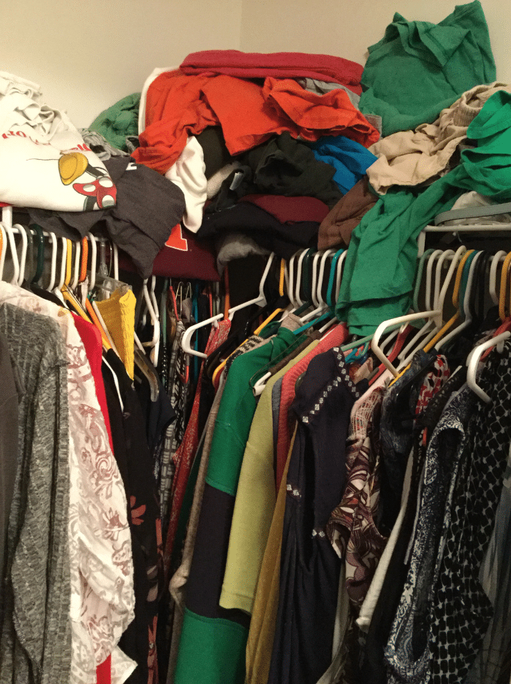 Messy closet with 12 inch wire shelving | Innovate Home Org | #WireShelving #MessyCloset #OranizationsCloset