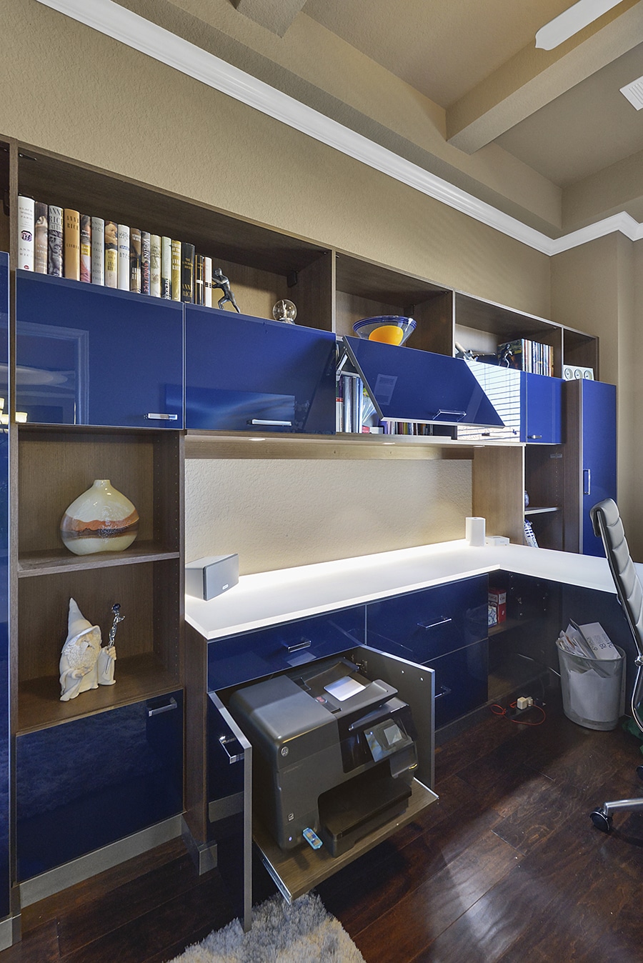 Slide out drawer in home office credit CM Closet Design built by California Closets | Innovate Home org | #HomeOffice #StorageSpace #DesignerOffice