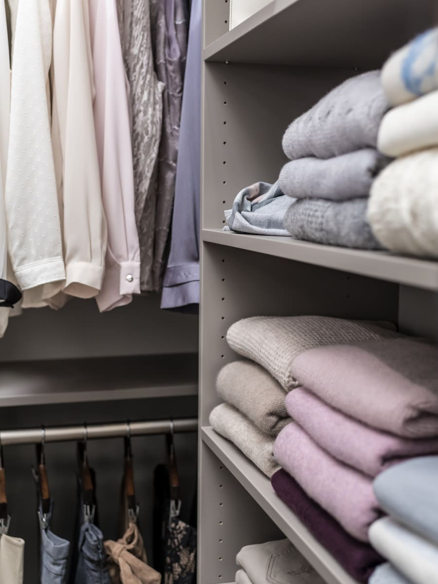 Solve custom corner problems hanging one side shelving other | Innovate Home Org | Columbus, OH | #CustomClosets #CornerCloset #HangingSolutions