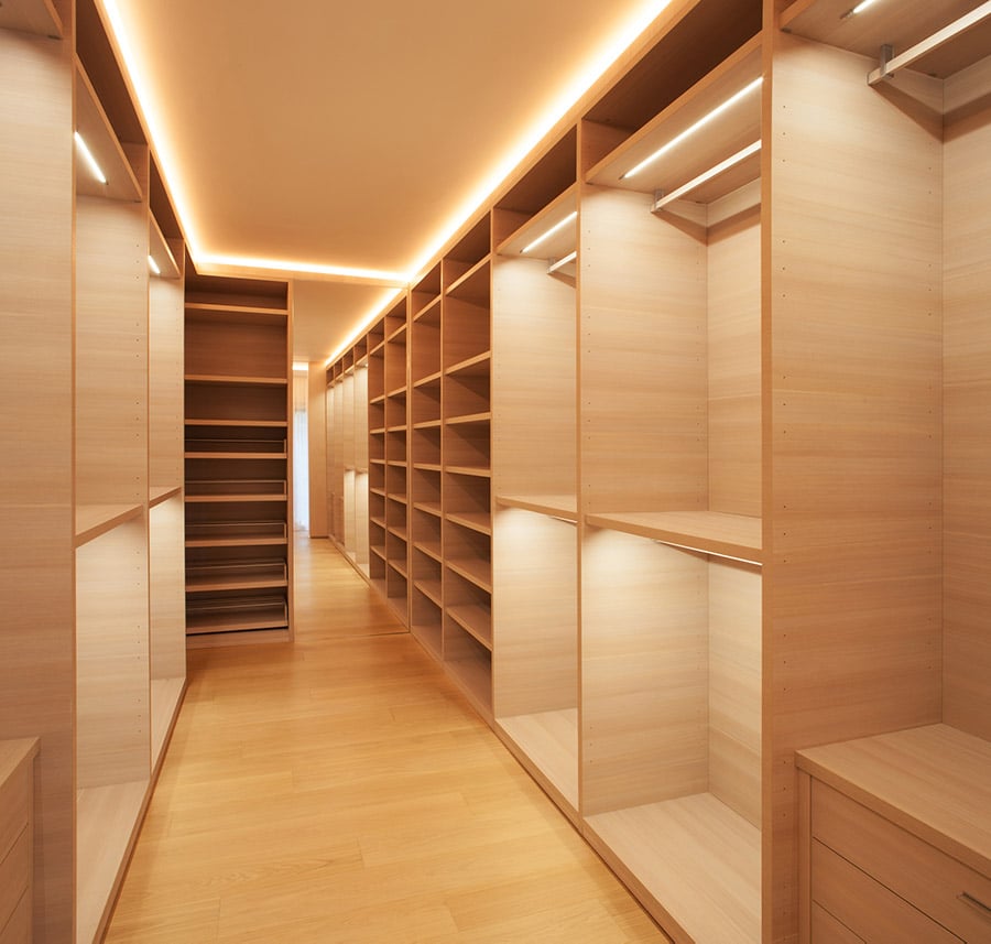 To use a trim carpenter light wood closet | Innovate Home Org | #CustomStorage #ClosetOrganization #LightwoodCloset
