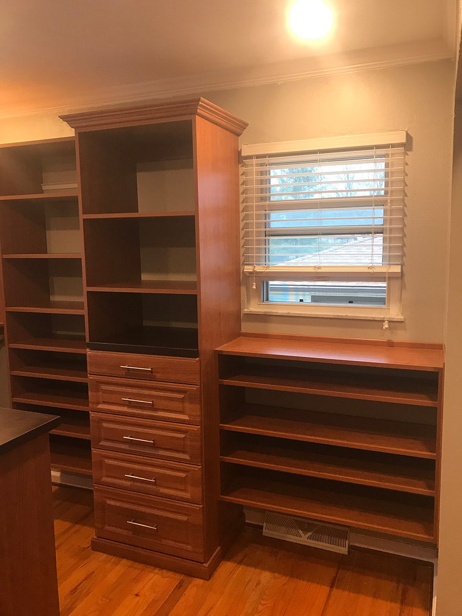 mixed floor based and wall hung walk in closet system columbus ohio | Innovate Home Org | #WallHungSystem #FloorbasedSystem #WalkInCloset #Organization