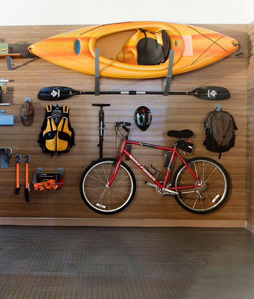 https://innovatehomeorg.com/wp-content/uploads/2020/08/Image-1-Bike-and-Kayak-storage-on-a-slatwall-system.jpg