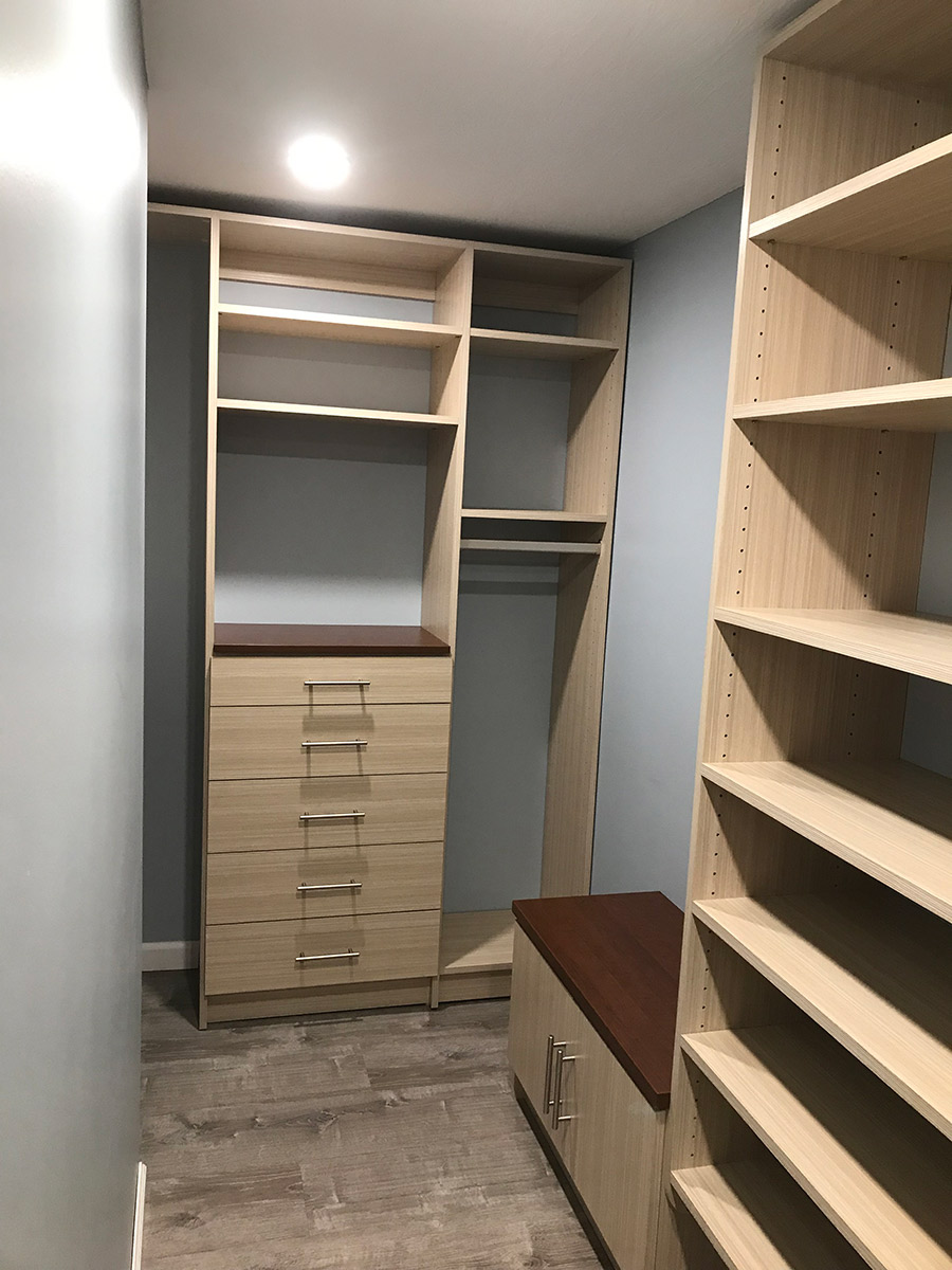 different color closet tops than framing system in a dune color columbus ohio | Innovate Home Org | #CustomStorage #DifferentColors #ClosetFinishes