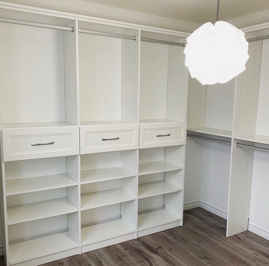 Step 5 - closet corner problems Credit Closet Envy and Melissa Jane Veinotte pic 3 | Innovate Home Org | #CustomStorage #organizationsystem #walkincloset