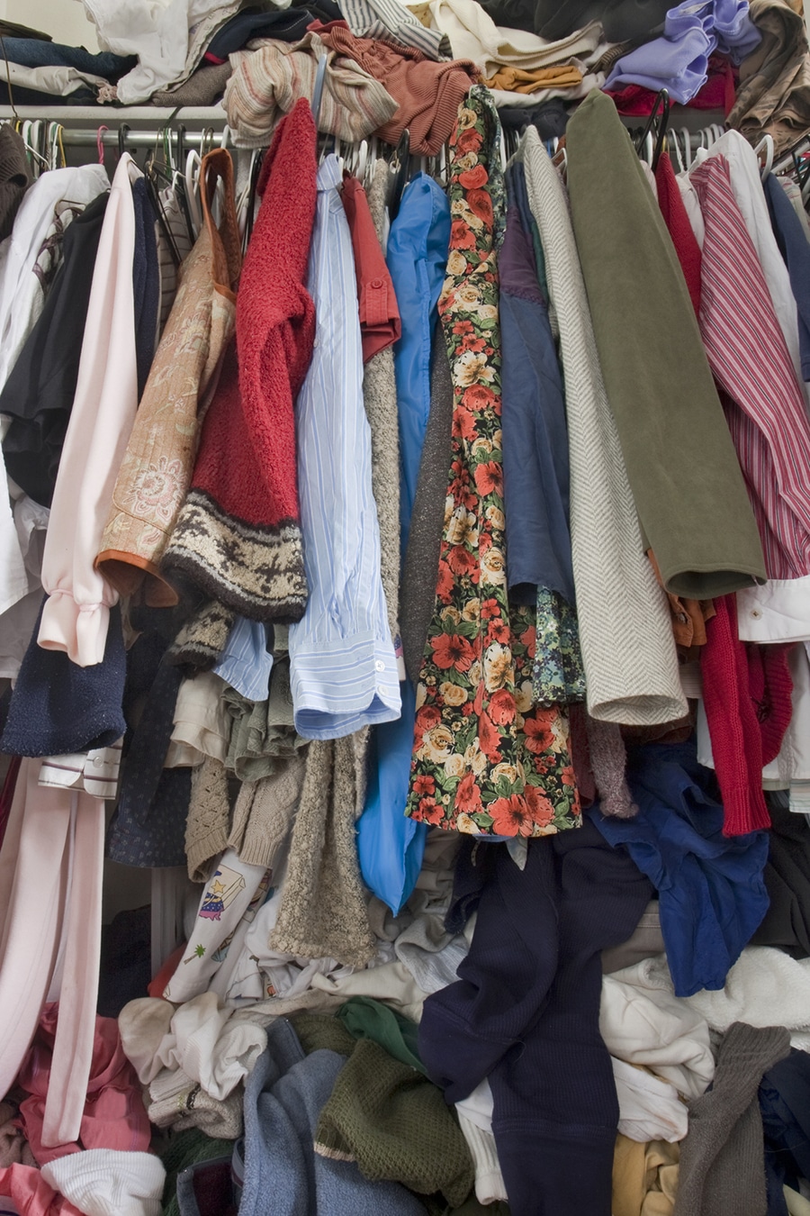 ugly closet due to too much hanging clothes bunched together | Innovate Home Org | #MessyCloset #ClosetOrganize #Declutter #Closetsystem