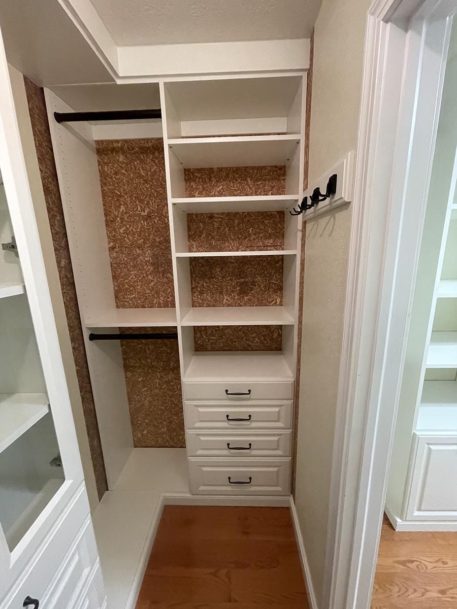 Pro 4 back panel with a custom cork behind it | Innovate Home Org | #CustomStorage #WhiteCloset #Organization #Customcloset #backpaneling