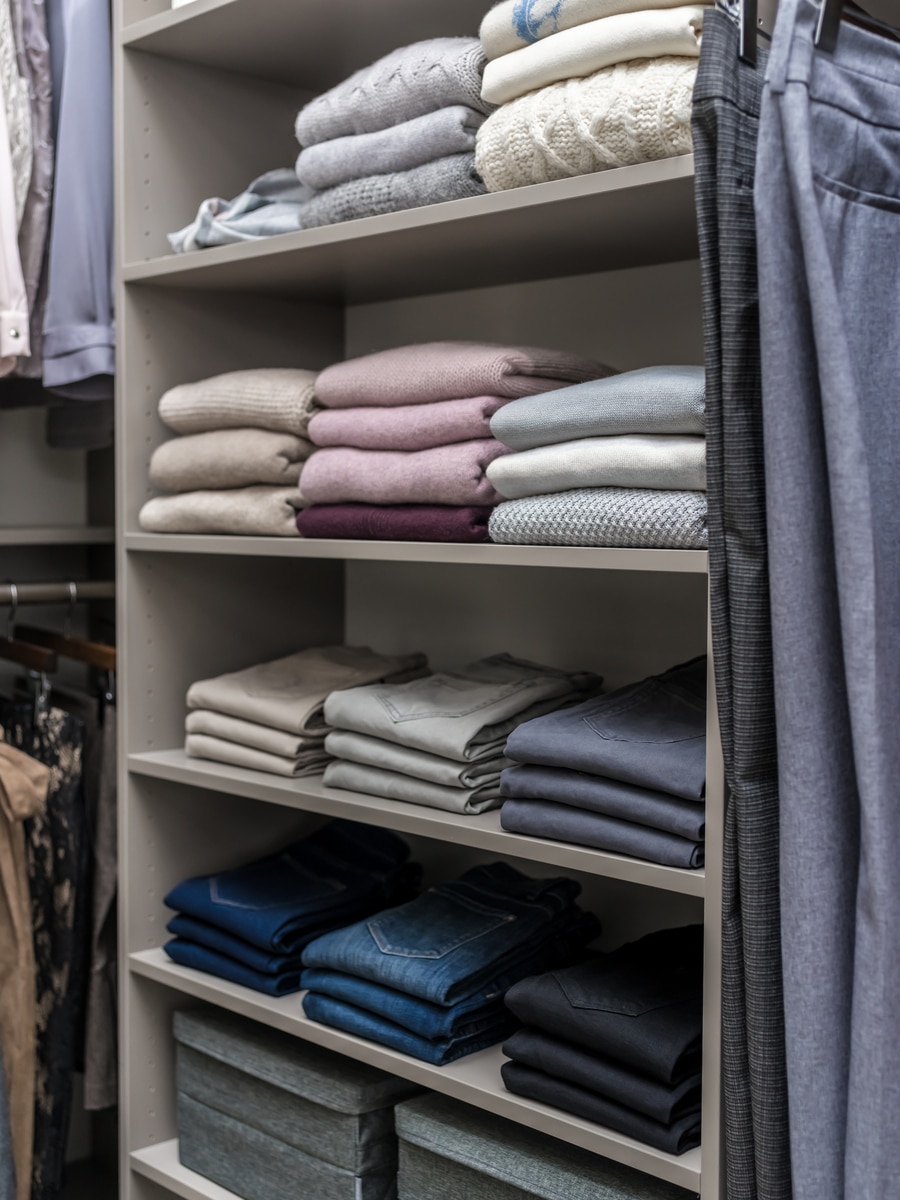 Idea 4 right closet widths to reduce walk in closet costs | Innovate Home Org #Closetstorage #OrganizationSystem #Shelving #StorageTips