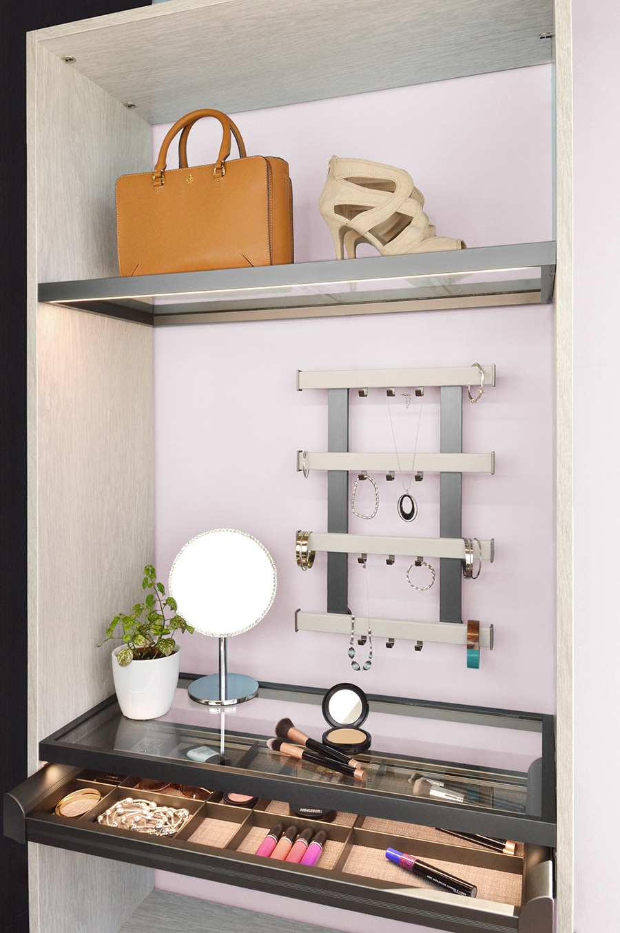 Tip 5 make up stand with luxury wall organizer for jewelry Innovate Home Org Columbus Ohio | Innovate Home Org #customcloset #Organization #makeupstorage 