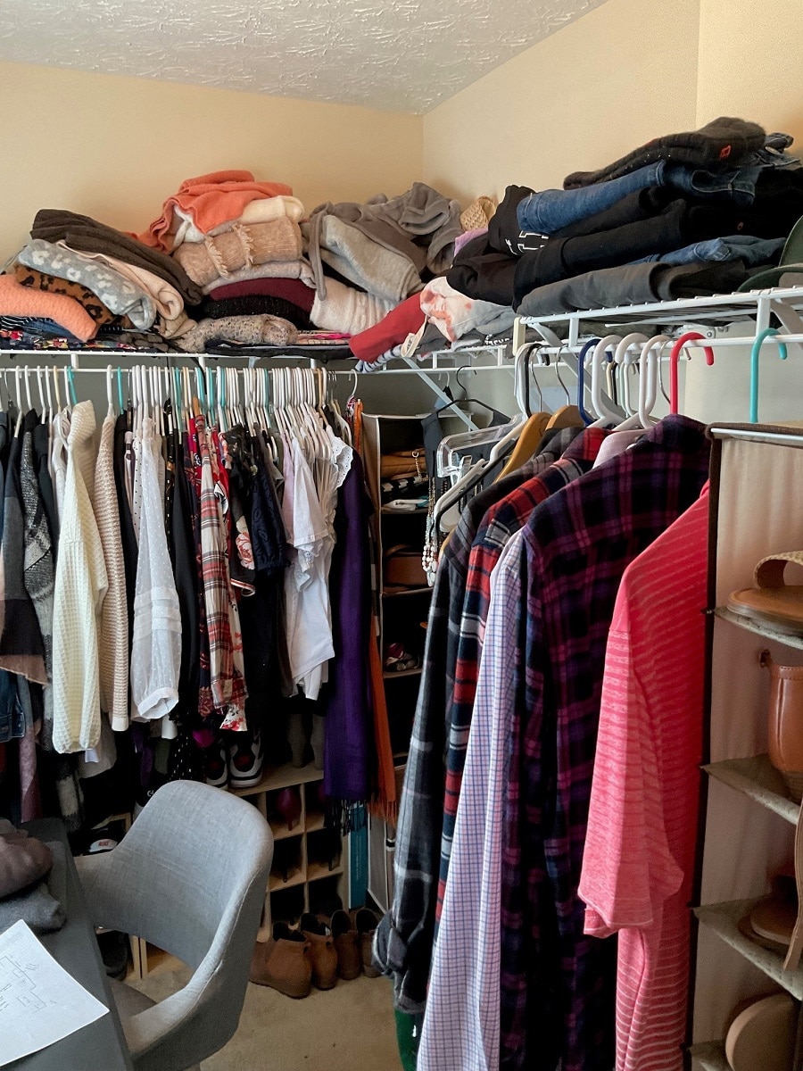 Question 2 problem 1 dead space at top of wire closet rod shelf set too low | New Albany, OH | Innovate Home Org #BuiltInCloset #ClosetSystems #ClosetOrganization