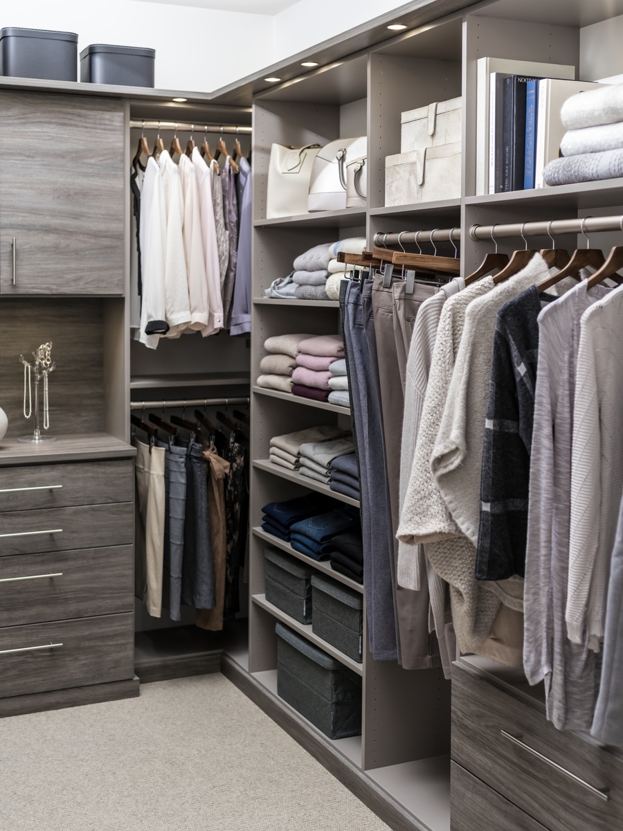 Tip 4 floor based master closet with efficient corner storage Columbus | Innovate Home Org #ClosetStorage #ClosetOrganization #ClosetRemodel