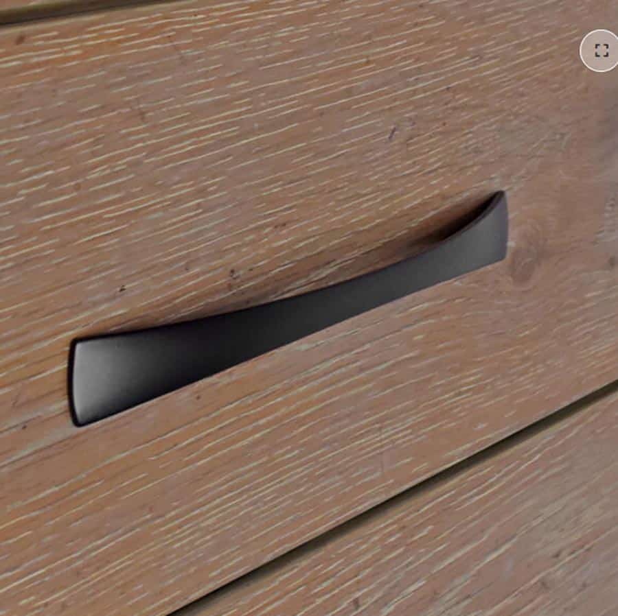 trend 1 larger matte black handle on a closet drawer Columbus | Innovate home org | columbus ohio custom closet storage | organization tips | closet handle bars | custom organization ideas