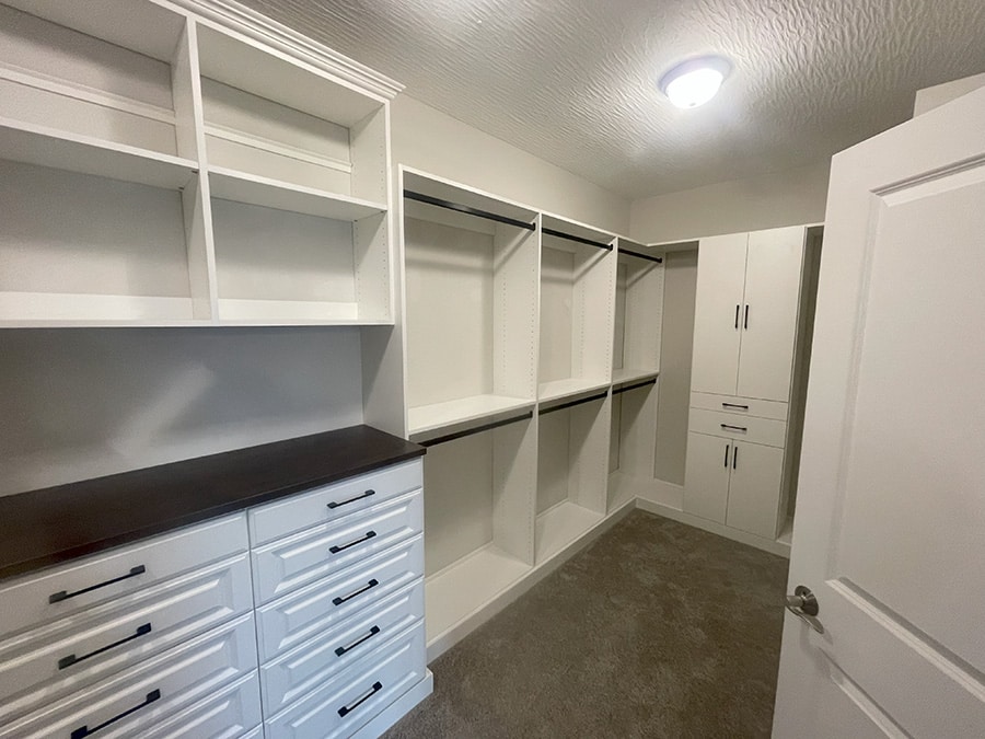 Idea 9 a columbus custom closet with crown molding in part of design - Innovate Home Org, Beautiful Closet Storage Designs, Shelves Dressers and Drawers, Walk In Closet Concepts, Modern Home Storages