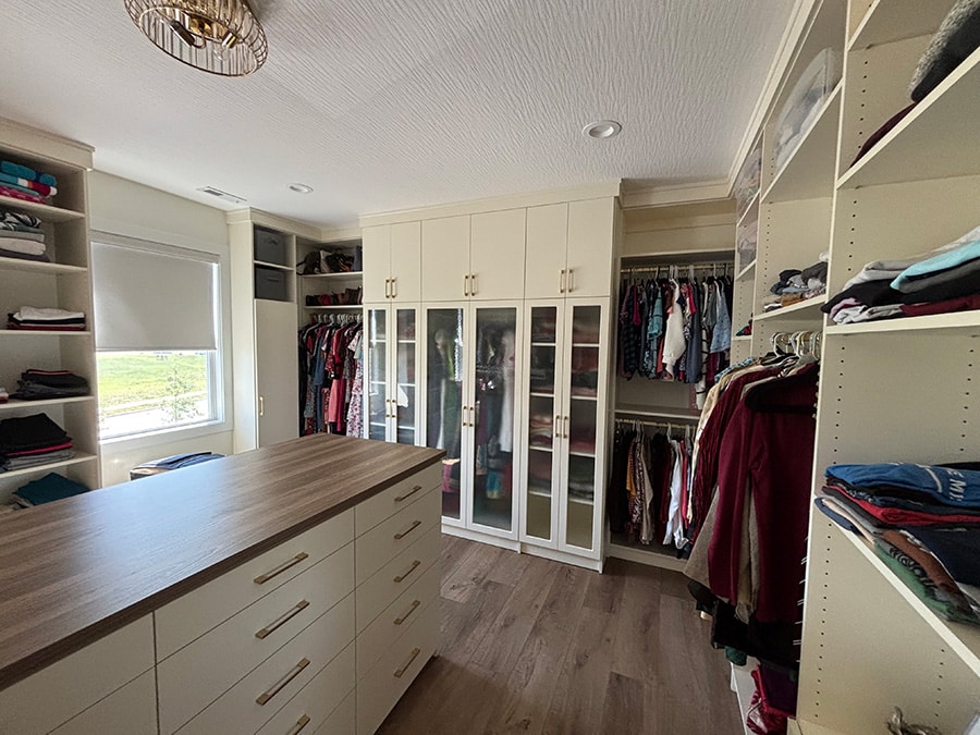 Overrated 4 closet with an island lots of room - Innovate Home Org, Luxury Closet Designs, Custom Closet Features, Modern Home Storage Ideas, Walk In Closet Design Needs