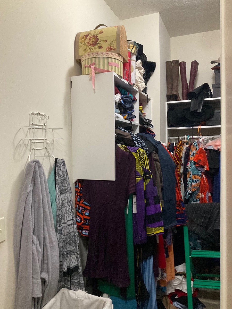 Overused 1 dead space above long hang closet section - Innovate Home Org, Using Closet Space, Custom Home Closets, Modern Closet Concepts, Walk In Storage Options
