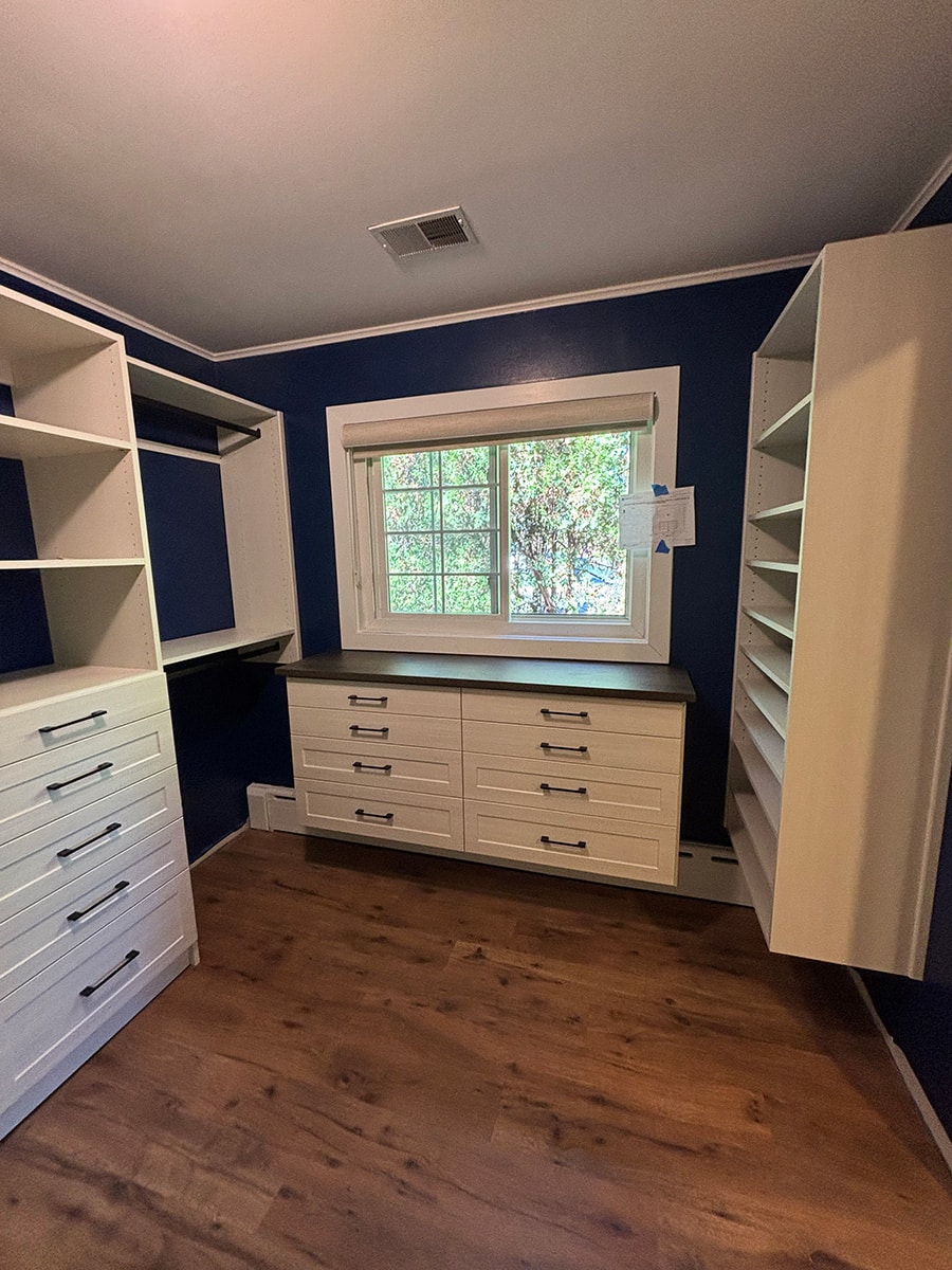 Overused feature 7 wall hung and floor based Columbus closet - Innovate Home Org, Custom Walk In Closets, Modern Home Storage Needs, Custom Closet Shelves And Drawers, Beautiful Storage Designs