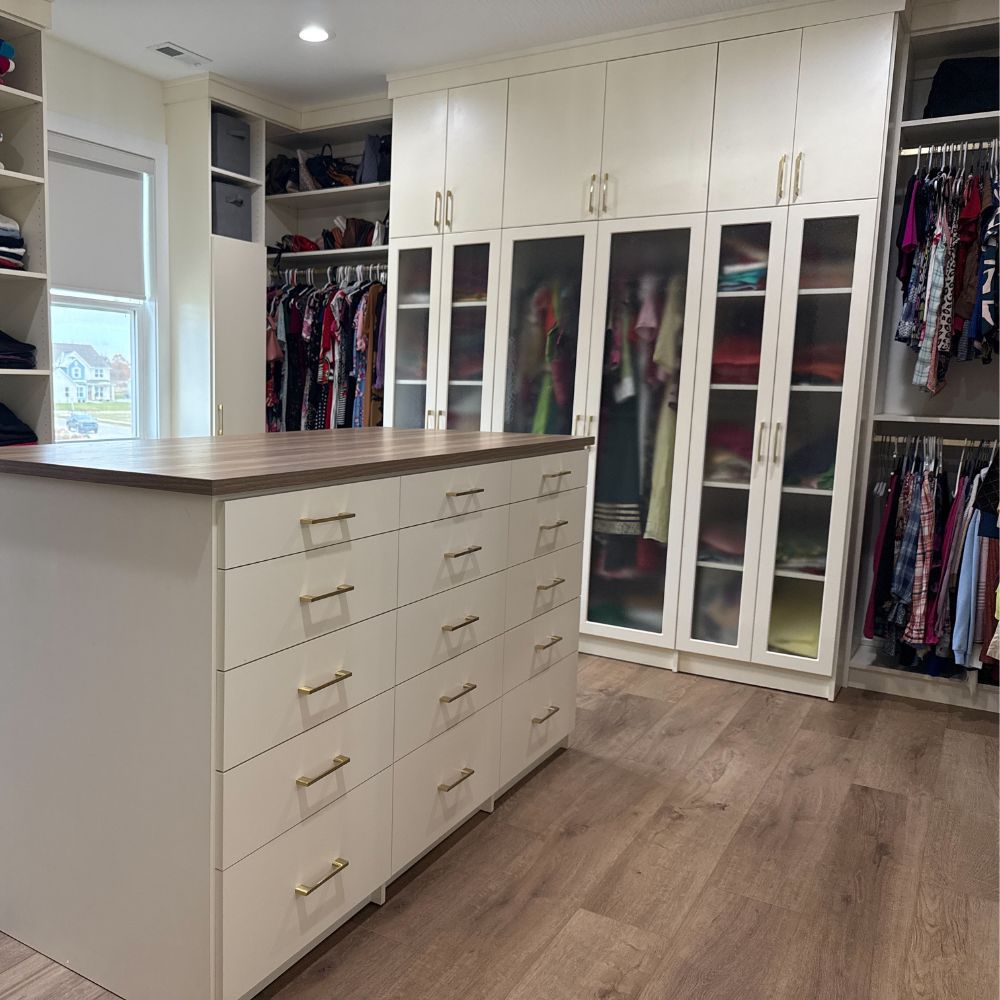 Custom Walk In Closet with Island_Deleware Ohio 